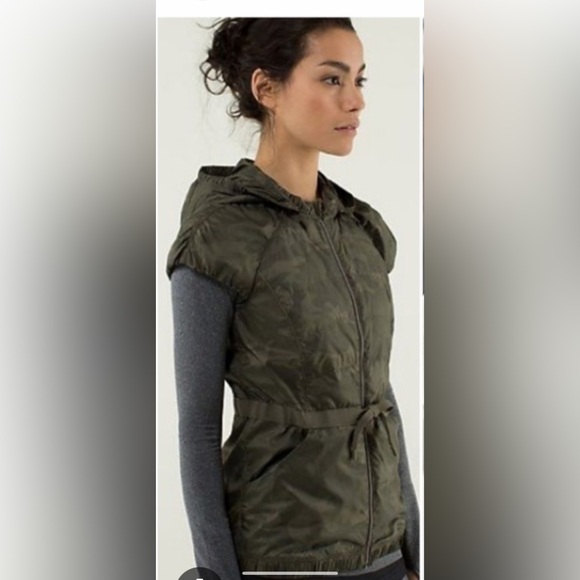 Lululemon Spring Fling Goose DownVest-Camo Green Size:8 EUC - Picture 9 of 16